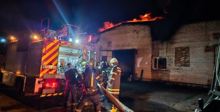 На Київщині майже 5 годин гасили масштабну пожежу у виробничому приміщенні (фото, відео)