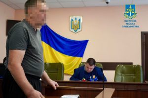 Охоронця столичної поліклініки засудили до чотирьох років тюрми за зачинені двері укриття, біля якого загинули люди