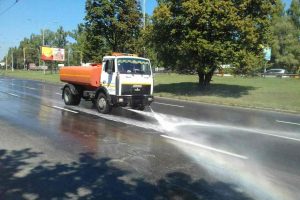 У Києві дорожники через спеку почали поливати вулиці (відео)