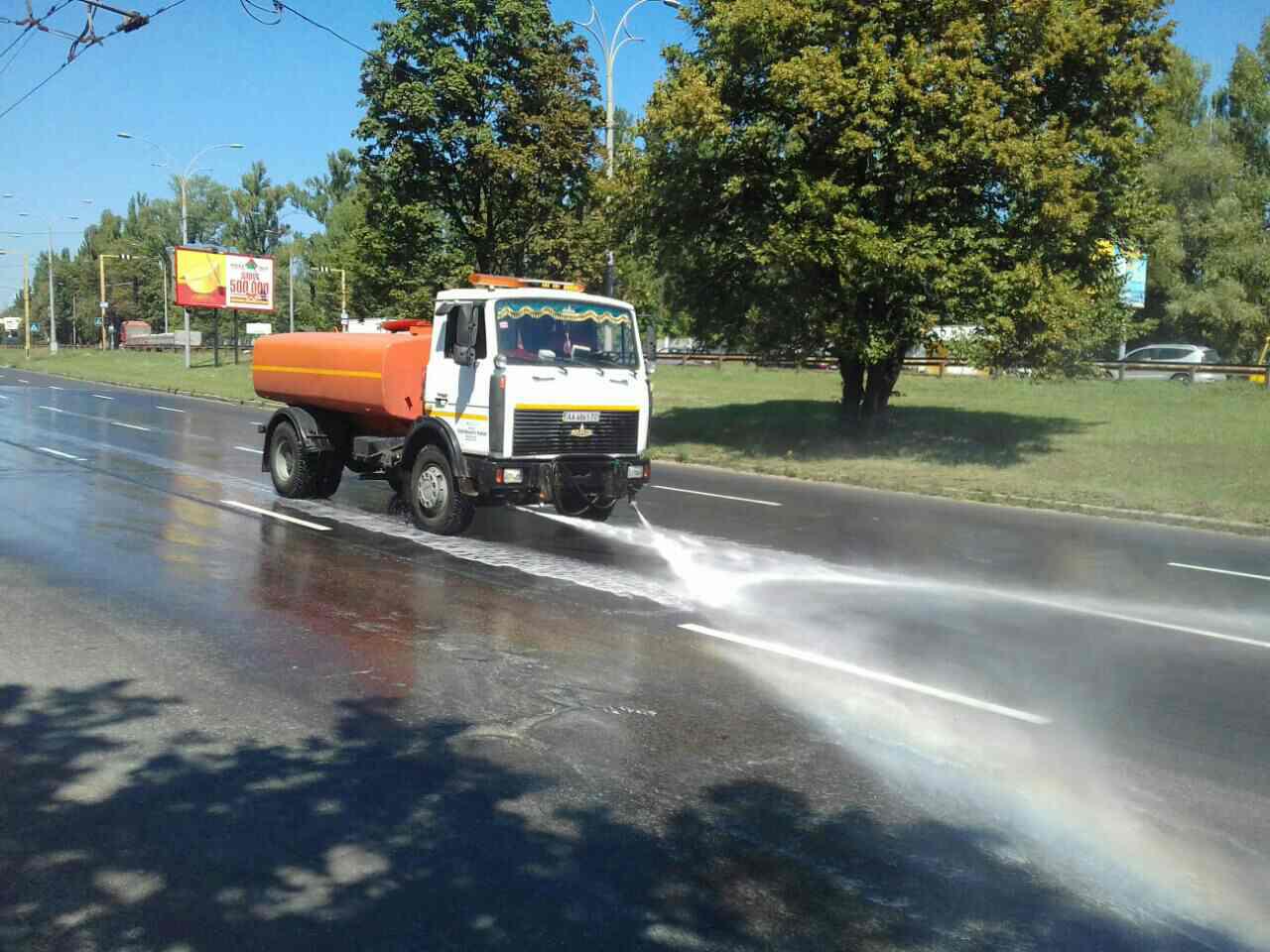 У Києві дорожники через спеку почали поливати вулиці (відео)