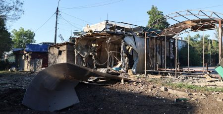 У Мирнограді окупанти скинули бомбу на зупинку з людьми - 4 загиблих, 9 поранених