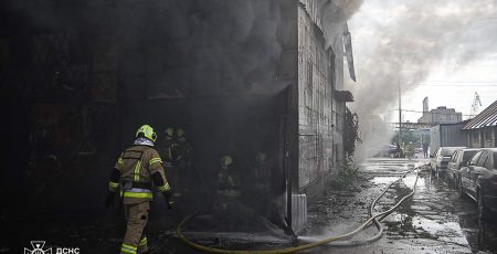 У Подільському районі вогнеборці локалізували пожежу на складі