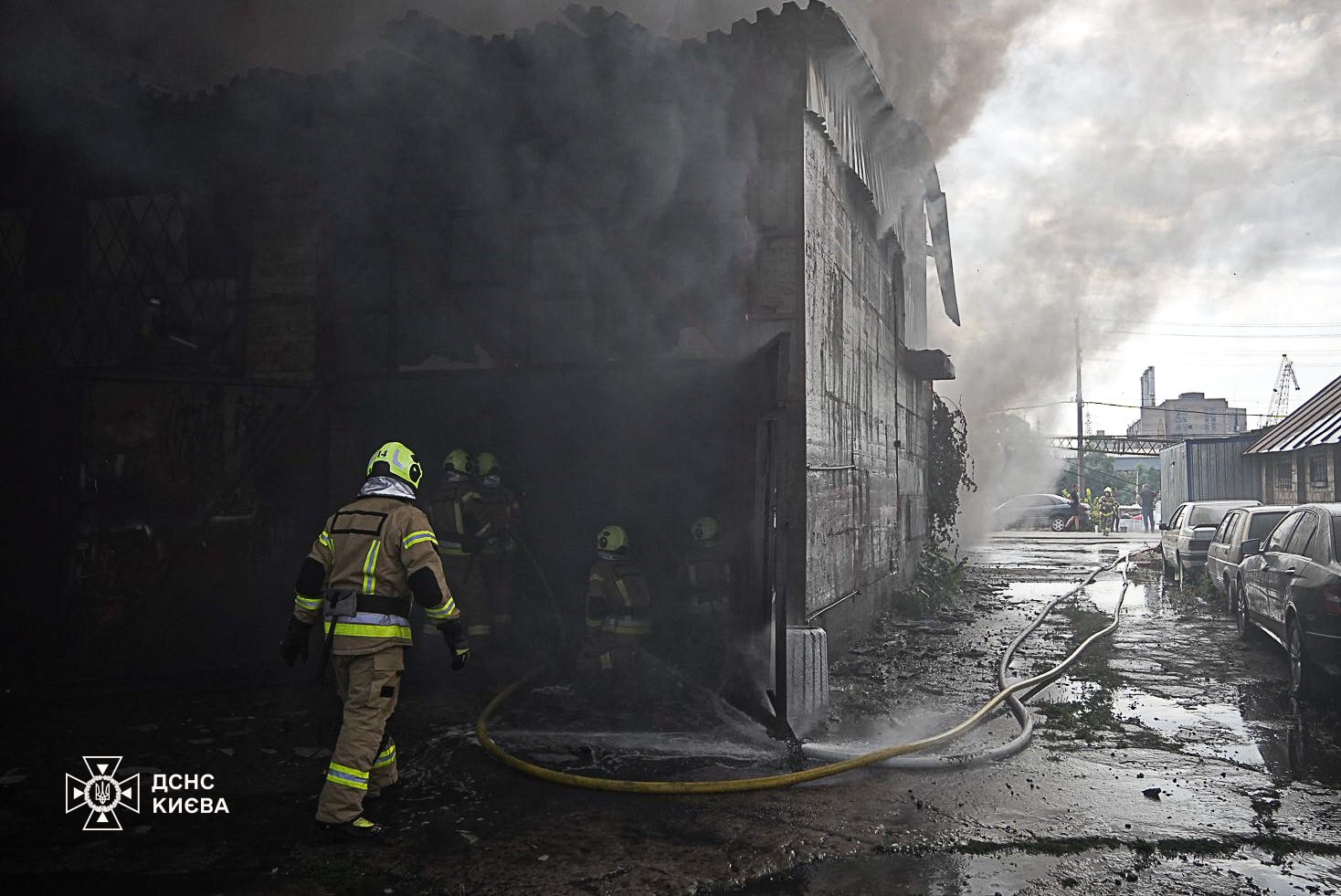 У Подільському районі вогнеборці локалізували пожежу на складі