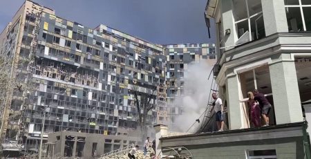 Кількість жертв ракетної атаки у Києві зросла, пацієнтів "Охматдиту" евакуюють