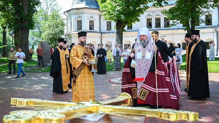 На центральний купол Софійського собору повернули хрест (фото)