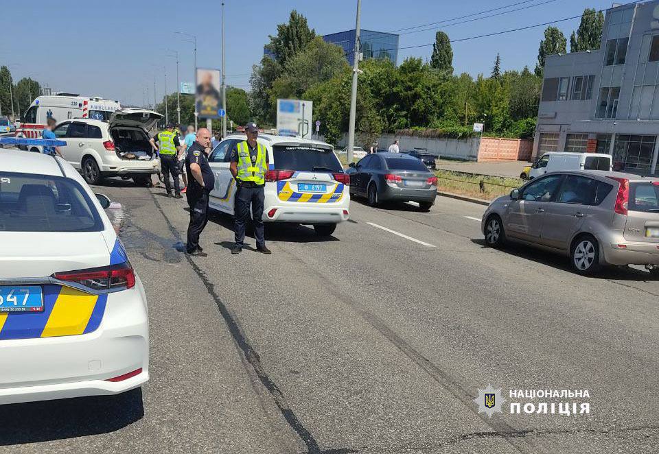 На Столичному шосе в ДТП з трьома автомобілями травмовано жінку та чоловіка