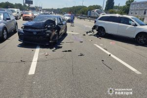 На Столичному шосе в ДТП з трьома автомобілями травмовано жінку та чоловіка