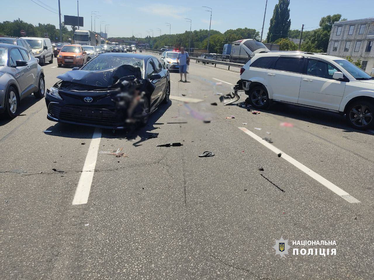 На Столичному шосе в ДТП з трьома автомобілями травмовано жінку та чоловіка