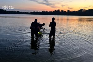 У Деснянському районі рятувальники дістали з води тіло чоловіка