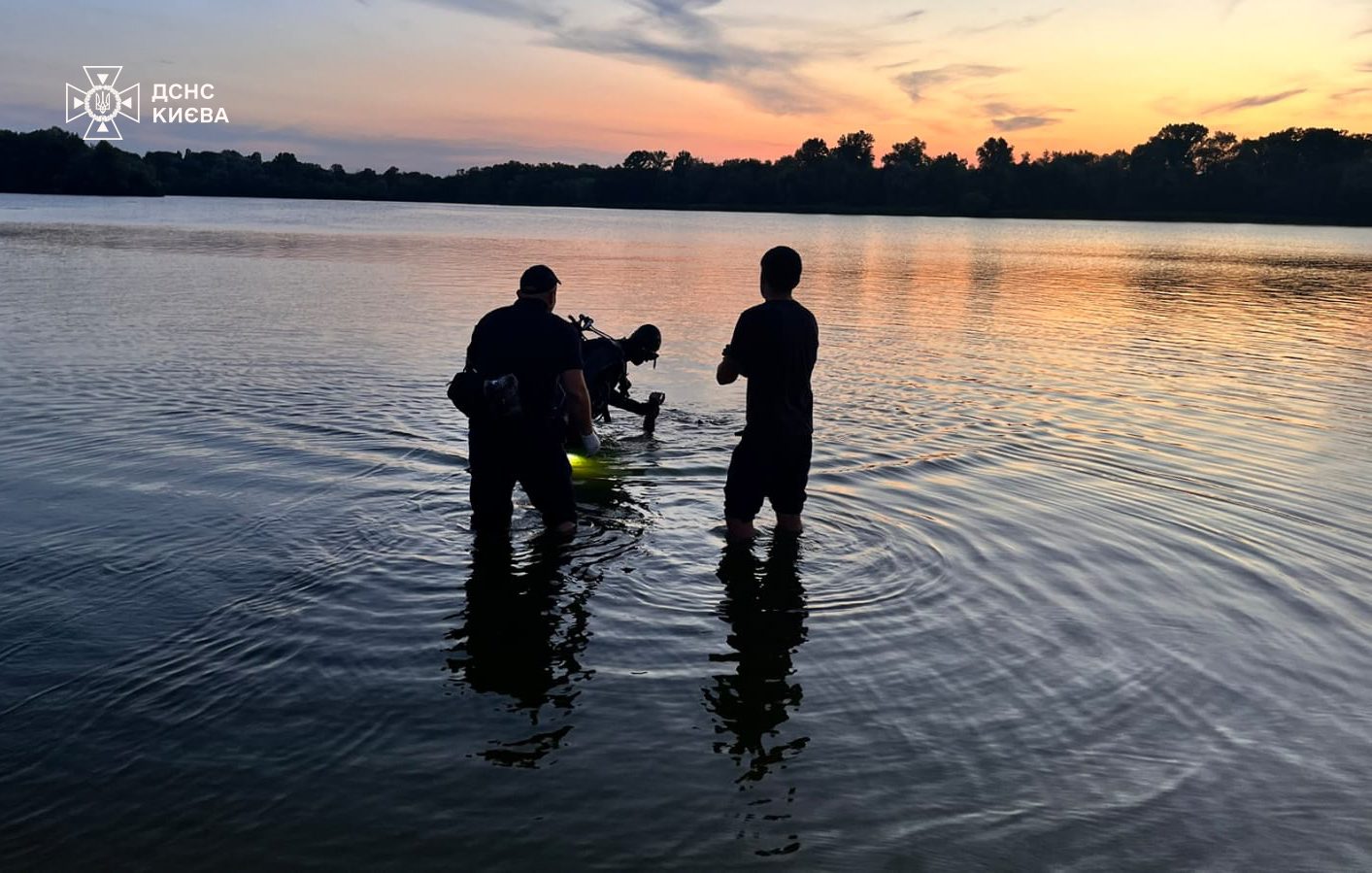 У Деснянському районі рятувальники дістали з води тіло чоловіка