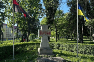 У Києві судитимуть трьох молодиків за нецензурний надпис на пам’ятнику загиблим воїнам та Степану Бандері