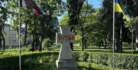 У Києві судитимуть трьох молодиків за нецензурний надпис на пам’ятнику загиблим воїнам та Степану Бандері