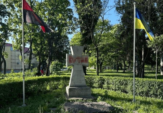 У Києві судитимуть трьох молодиків за нецензурний надпис на пам’ятнику загиблим воїнам та Степану Бандері