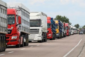 Польща призупинила пропуск вантажівок з України без дозволів на міжнародні перевезення