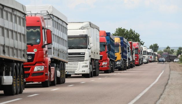 Польща призупинила пропуск вантажівок з України без дозволів на міжнародні перевезення