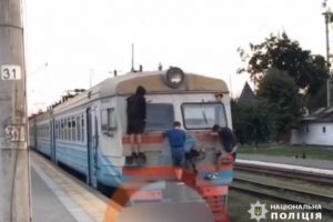 Поліція встановила групу зачеперів, які катались на дахах електротягів територією Бучанського району