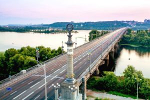 КМДА закликає поліцію посилити контроль заборони проїзду вантажівок мостом Патона