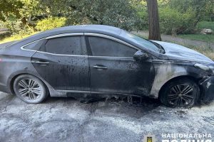 Поліція затримала двох чоловіків, які спалили автомобіль громадської активістки на Відрадному