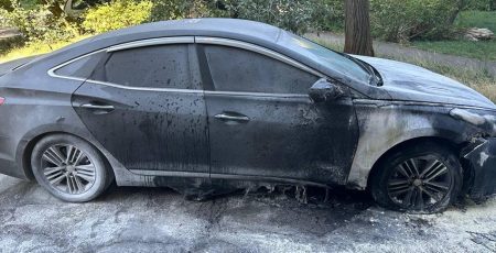 Поліція затримала двох чоловіків, які спалили автомобіль громадської активістки на Відрадному