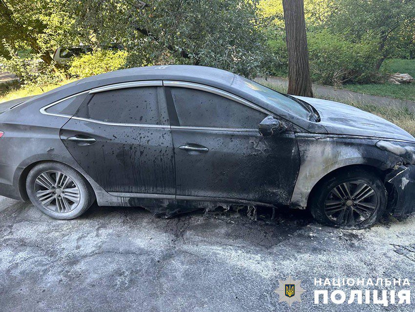 Поліція затримала двох чоловіків, які спалили автомобіль громадської активістки на Відрадному