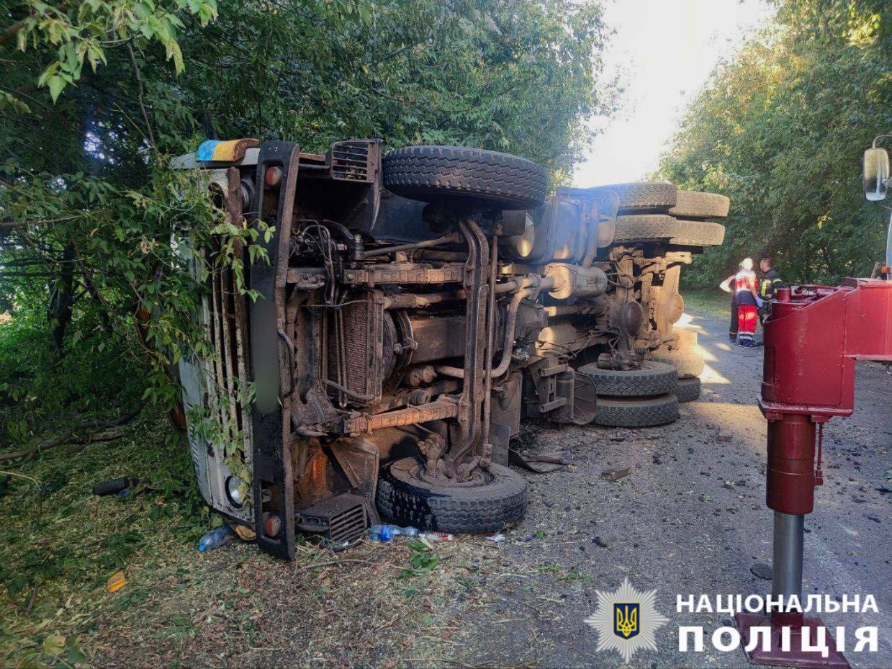 На Київщині п'яний водій допустив перекидання вантажівки: загинув 9-річний хлопчик