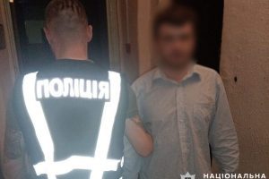 Киянину, який обкрадав автівки у мотошоломі загрожує до восьми років за гратами