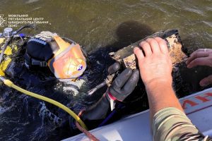 На Київщини водолази-сапери виловили в Дніпрі уламки російського шахеда (фото)