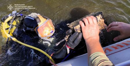 На Київщини водолази-сапери виловили в Дніпрі уламки російського шахеда (фото)