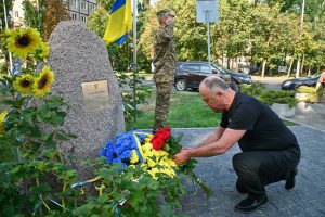 Святошинська громада у День пам'яті загиблих захисників висадила в'язи у сквері Героїв України