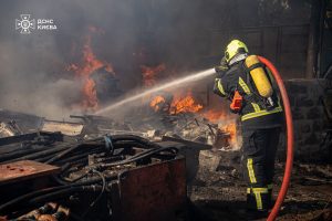 В Святошинському районі Києва палало сміття на площі 100 квадратних метрів (фото)