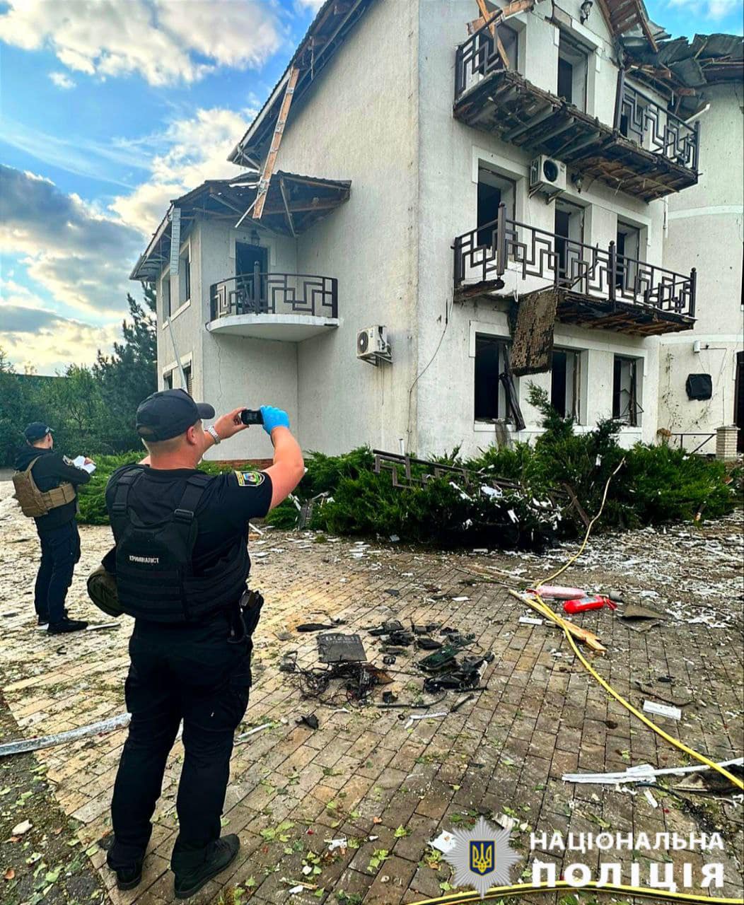 На Київщині внаслідок падіння уламків дронів постраждали дві людини, пошкоджено будинки