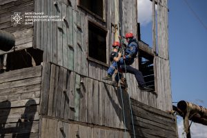 У Києві рятувальники провели спеціалізовані тренування з розбору завалів (фото, відео)