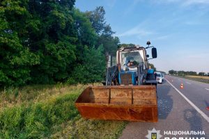 Поліція Київщини розслідує обставини підриву трактора на боєприпасі