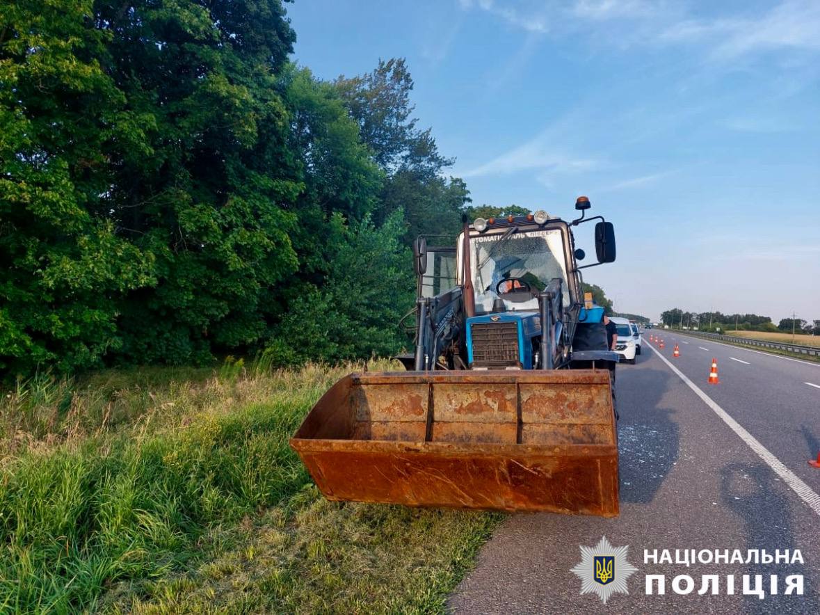 Поліція Київщини розслідує обставини підриву трактора на боєприпасі