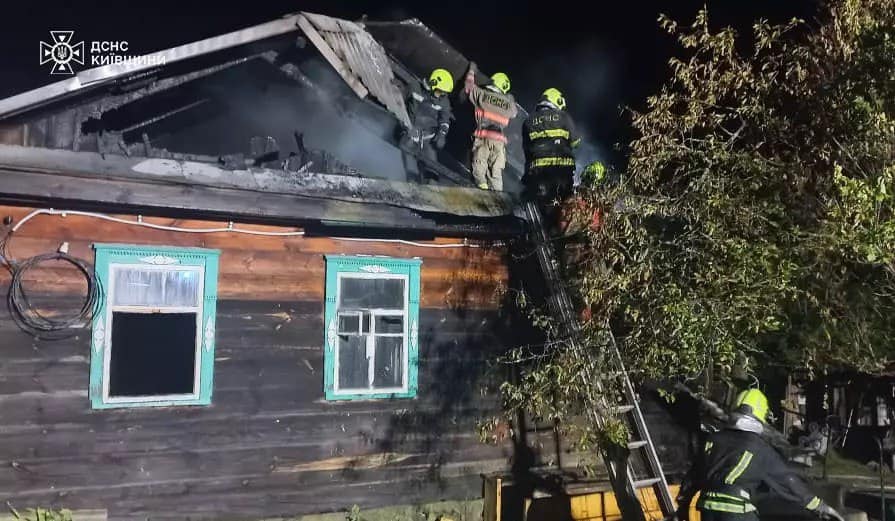 На Київщині при пожежі в будинку загинули бабуся з онуком