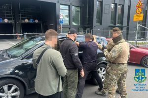 Неправомірна вигода: слідчі повідомили про підозру у вимаганні охоронцям “УЗ”