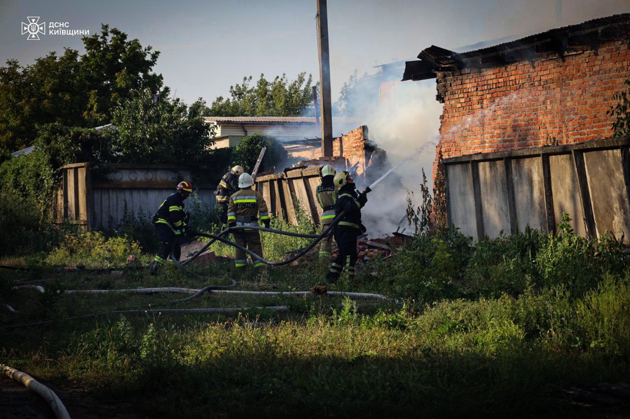 У Білій Церкві горів склад з піротехнікою, постраждала людина (фото)