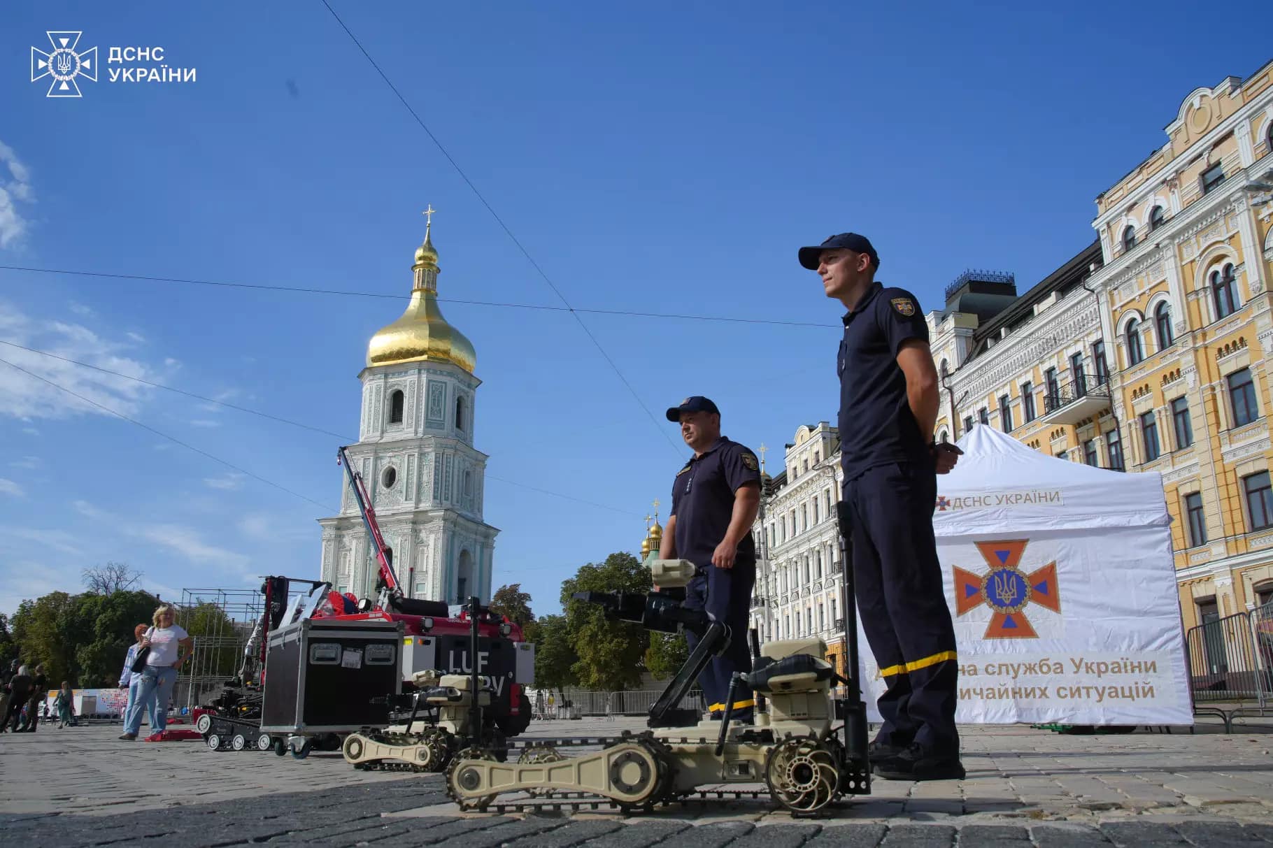 У Києві на Софійській площі демонструють безпілотники та роботизовану техніку (фото)