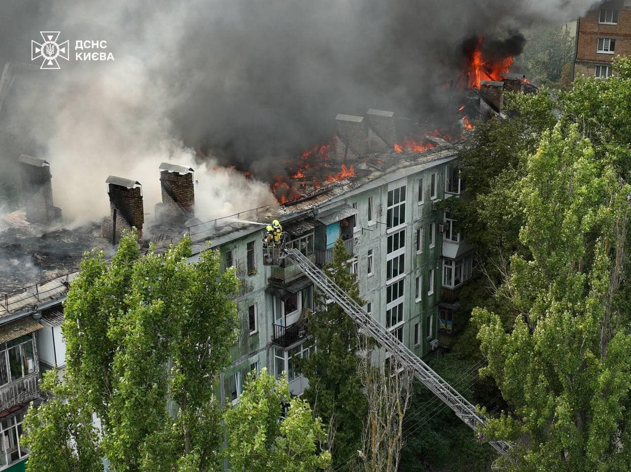 У Соломʼянському районі столиці згорів дах багатоповерхівки площею в 700 кв.м (фото)