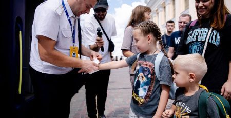 У перший рейс відправився дитячий вагон, спроєктований “Укрзалізницею” у партнерстві з ЮНІСЕФ (фото)