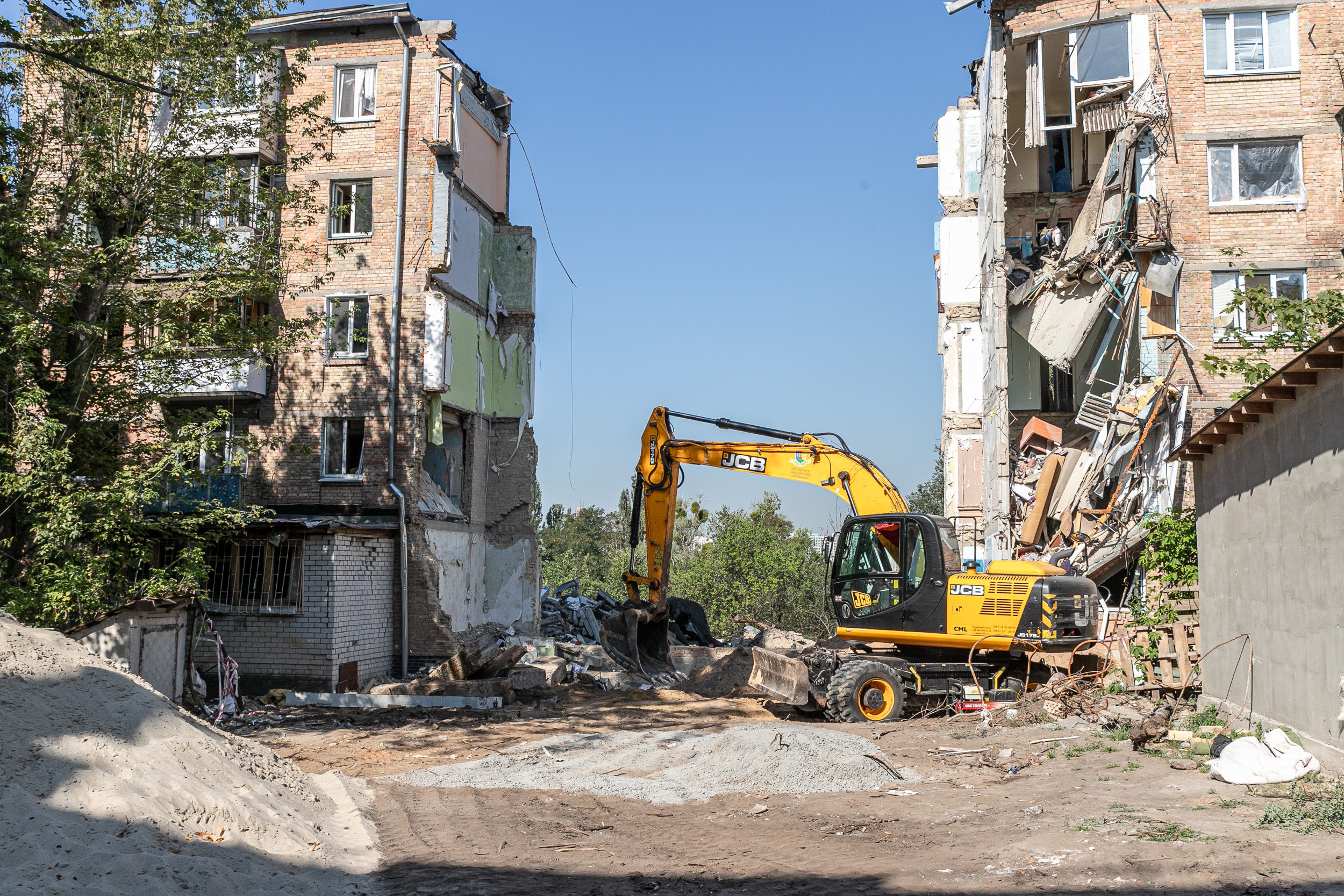 Пошкоджений російською ракетою будинок на Сальського відновлять коштом міського бюджету, - КМДА