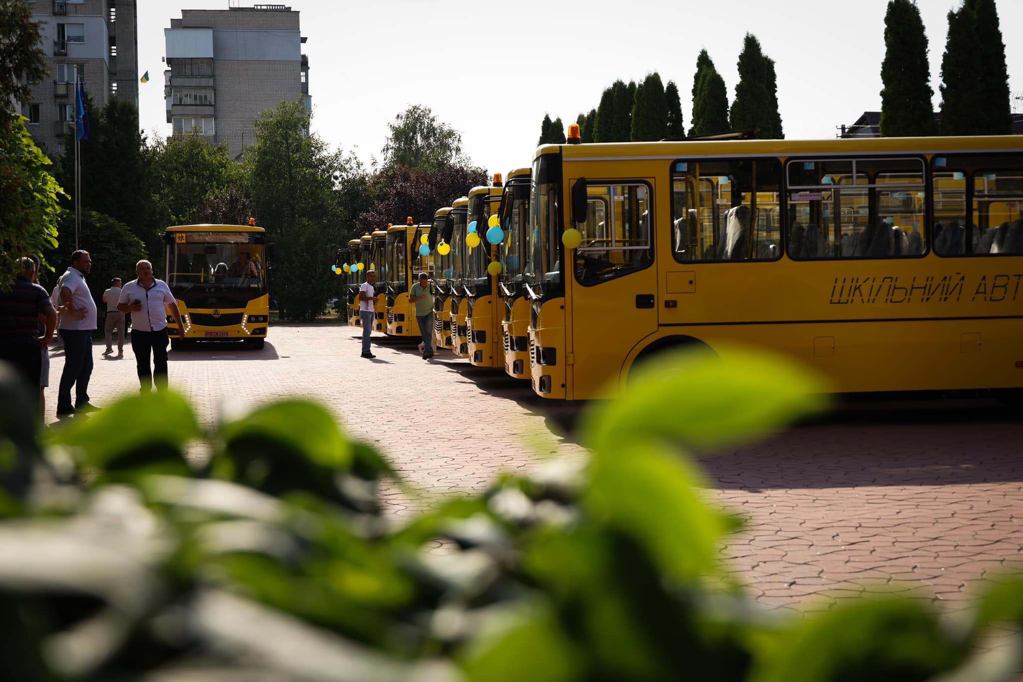 Руслан Кравченко: 10 громад Київщини отримали нові шкільні автобуси (фото)