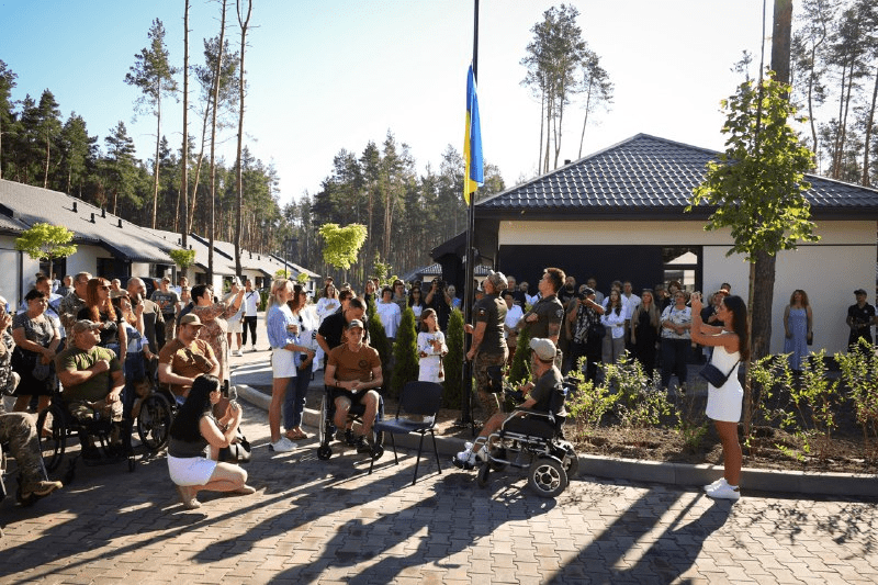 На Київщині відкрили перше в Україні інклюзивне містечко для ветеранів “Квіт калини”