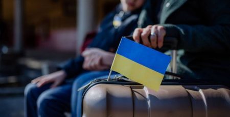 Менше 80% українців, які виїхали за кордон, готові повернутися додому за певних умов, - Шмигаль 