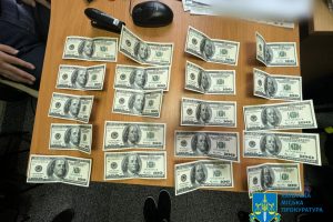 У Києві затримали проректора одного з приватних університетів під час отримання 2 тисяч доларів хабаря