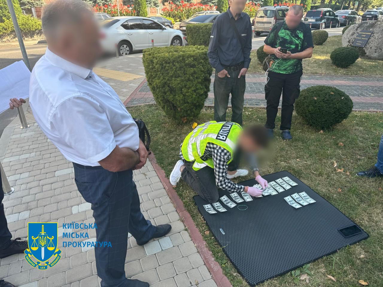 У Києві затримали проректора на хабарі у 2 тис. доларів за допомогу у вступі до аспірантури