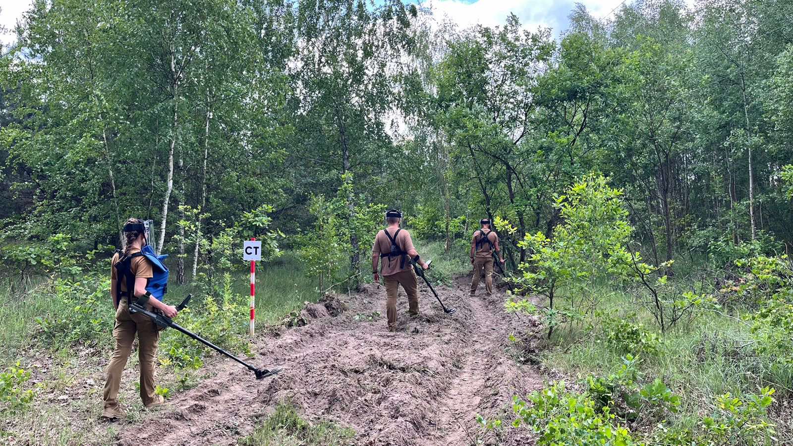 Хліб та міни: як сапери та фермери очищують Київщину від мін та вибухівки