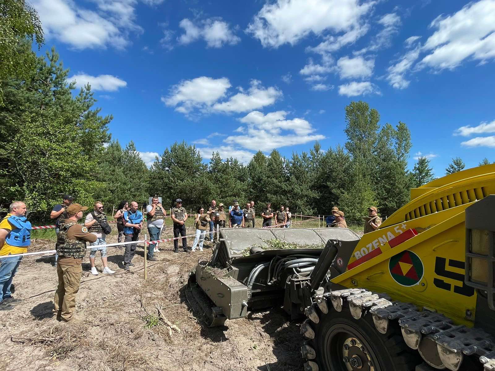 Хліб та міни: як сапери та фермери очищують Київщину від мін та вибухівки