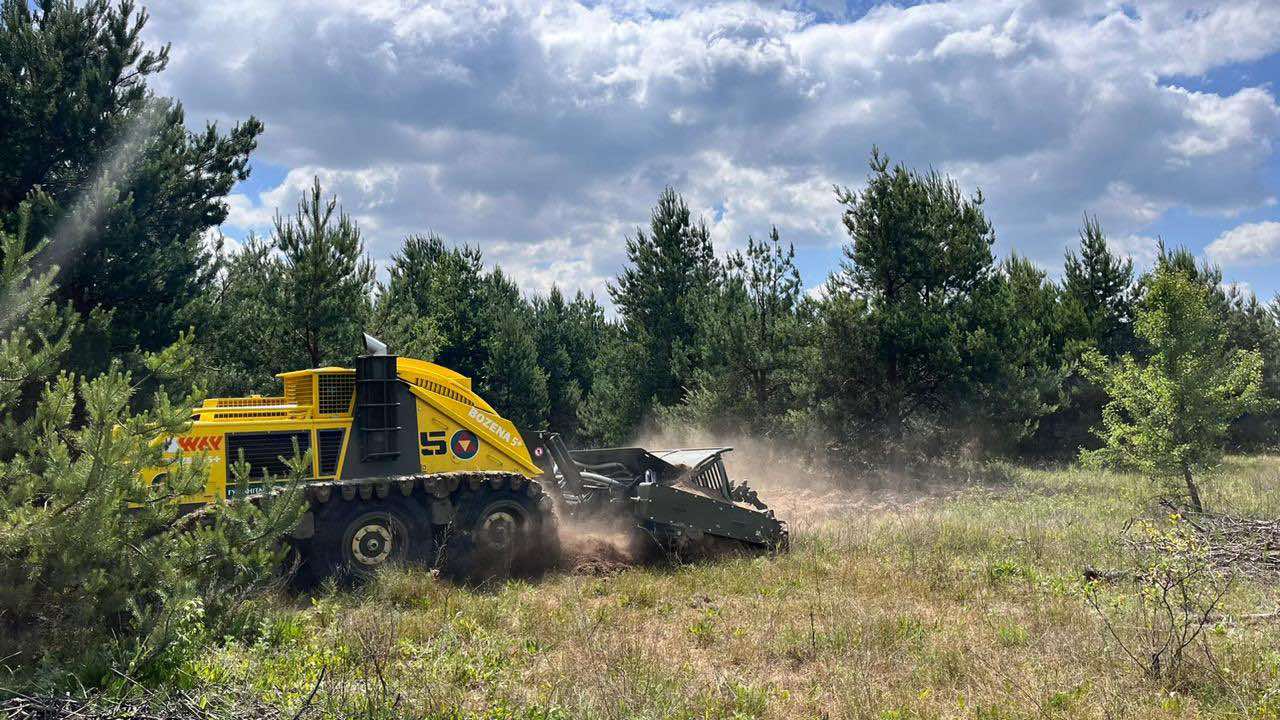 Хліб та міни: як сапери та фермери очищують Київщину від мін та вибухівки