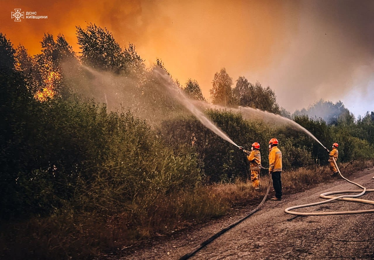 На Київщині локалізували пожежу на площі 421 га, радіаційний фон в нормі, - ДСНС (фото, відео)